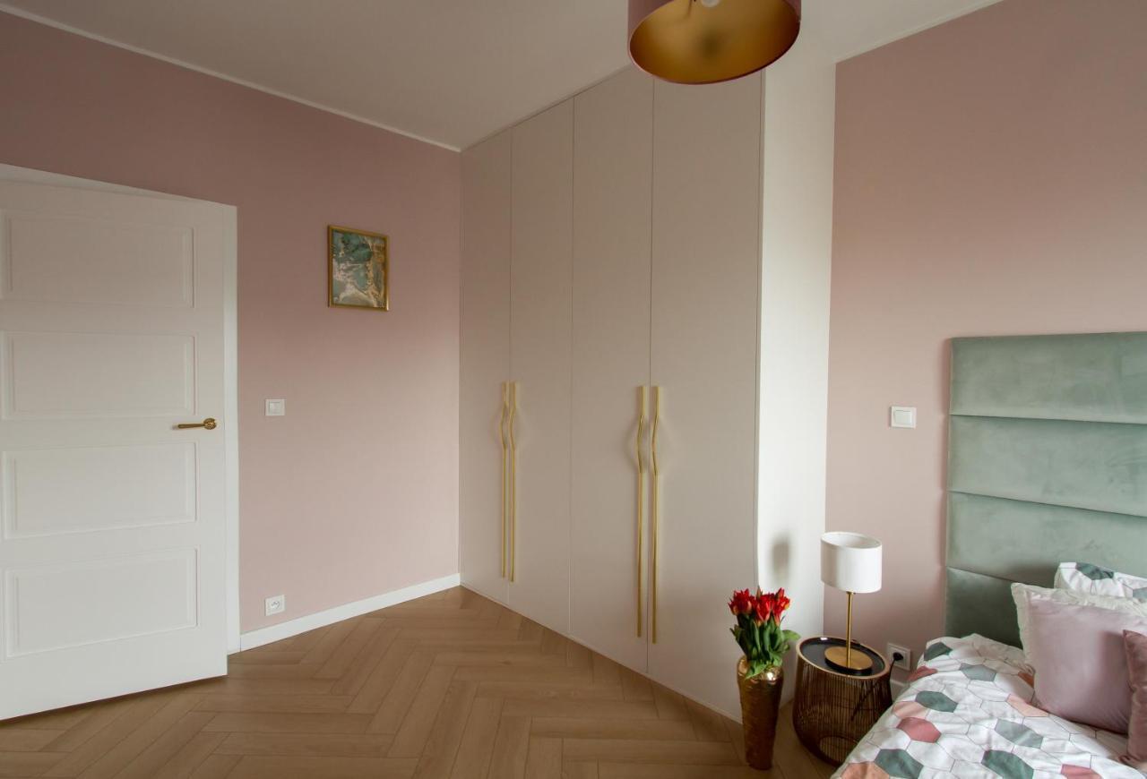 Nowy Apartment Przy Placu Szembeka Varsó Kültér fotó